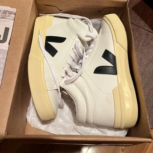 worn once high top vejas, fit 7.5 best